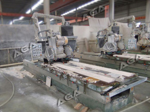 Machine cutting stone profile